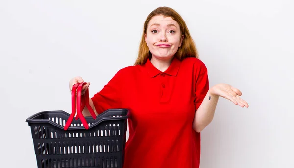 Red Head Pretty Woman Feeling Puzzled Confused Doubting Empty Shopping — Stock Photo, Image