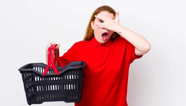 Rood Hoofd Mooie Vrouw Kijken Geschokt Bang Doodsbang Het Bedekken — Stockfoto