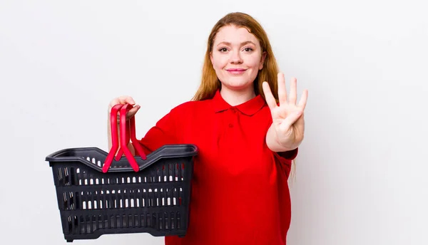 Rode Hoofd Mooie Vrouw Glimlachend Vriendelijk Uitzien Tonen Nummer Vier — Stockfoto