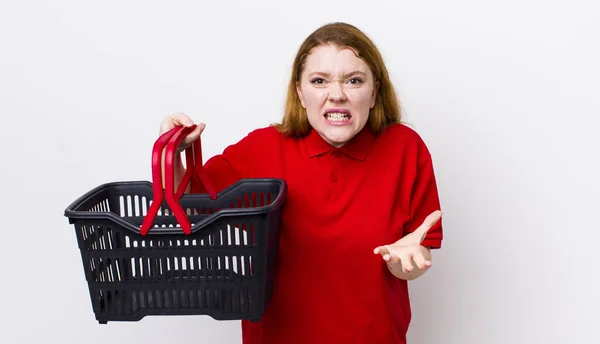 Röd Huvud Vacker Kvinna Ser Arg Irriterad Och Frustrerad Tom — Stockfoto