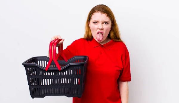 Rote Kopf Hübsche Frau Angewidert Und Irritiert Und Zunge Heraus — Stockfoto