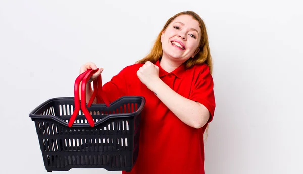 Hübsche Frau Mit Rotem Kopf Die Sich Glücklich Fühlt Und — Stockfoto