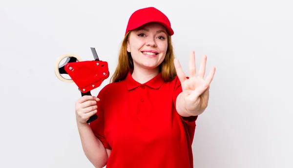 Rote Kopf Hübsche Frau Lächelt Und Sieht Freundlich Zeigt Nummer — Stockfoto