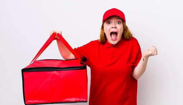 Rode Hoofd Mooie Vrouw Voelt Zich Geschokt Lachen Vieren Succes — Stockfoto