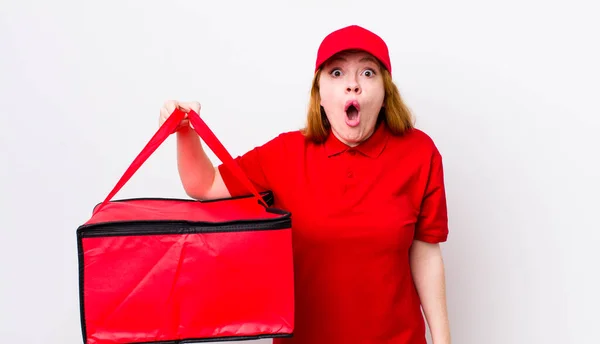 Röd Huvud Vacker Kvinna Ser Mycket Chockad Eller Förvånad Pizzaleverans — Stockfoto
