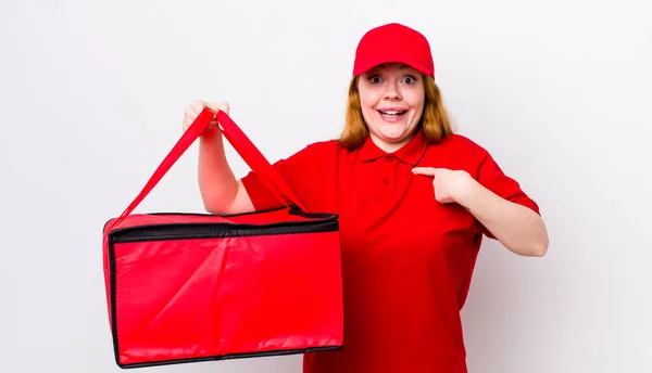 Cabeça Vermelha Mulher Bonita Sentindo Feliz Apontando Para Mesmo Com — Fotografia de Stock