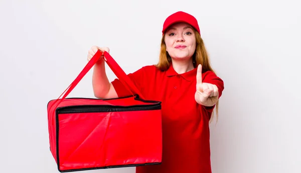 Rode Hoofd Mooie Vrouw Glimlachend Trots Vol Vertrouwen Maken Nummer — Stockfoto