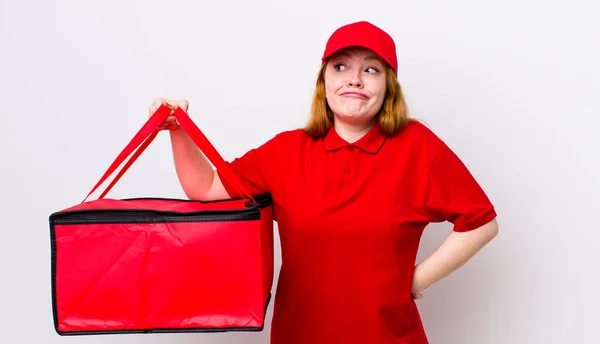 Röd Skalle Vacker Kvinna Rycka Känsla Förvirrad Och Osäker Pizzaleverans — Stockfoto