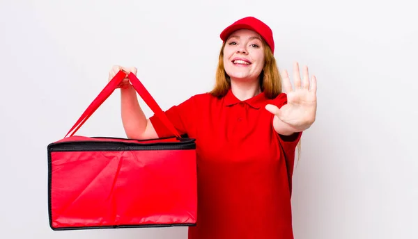 Roodharige Mooie Vrouw Glimlachend Vriendelijk Toont Nummer Vijf Pizzabezorging — Stockfoto