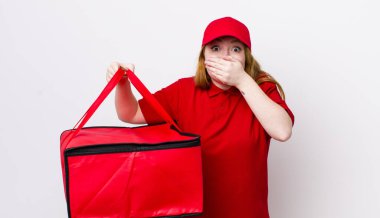 Kızıl saçlı, güzel bir kadın elleri ile ağzını kapatıyor. Pizza teslimatı kavramı