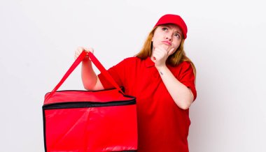 Kızıl saçlı güzel kadın düşünüyor, kuşkulu ve şaşkın hissediyor. Pizza teslimatı kavramı