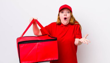 Kızıl saçlı güzel kadın çok şaşırmış ve şok olmuş hissediyor. Pizza teslimatı kavramı