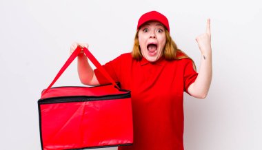 Kızıl saçlı, güzel bir kadın bir fikri fark ettikten sonra mutlu ve heyecanlı bir dahi gibi hissediyor. Pizza teslimatı kavramı