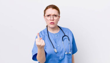 Kızıl saçlı güzel bir kadın kızgın, sinirli, asi ve agresif hissediyor. hemşire konsepti