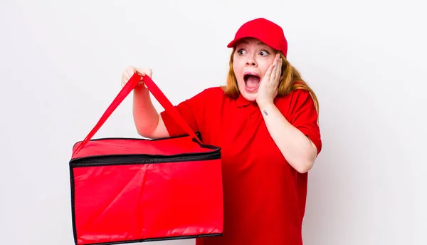 Rode Kop Mooie Vrouw Voelt Zich Gelukkig Opgewonden Verrast Pizzabezorging — Stockfoto