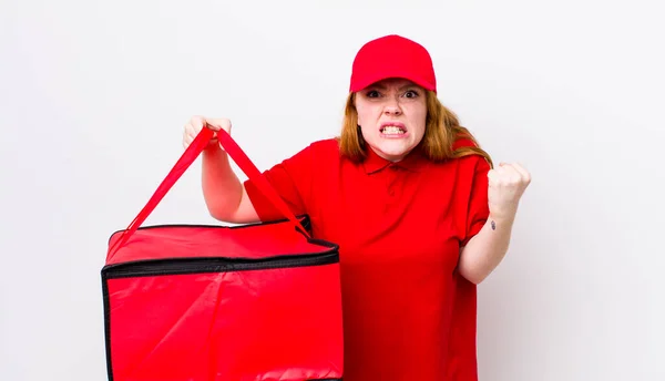 Röd Huvud Vacker Kvinna Skriker Aggressivt Med Ett Argt Uttryck — Stockfoto