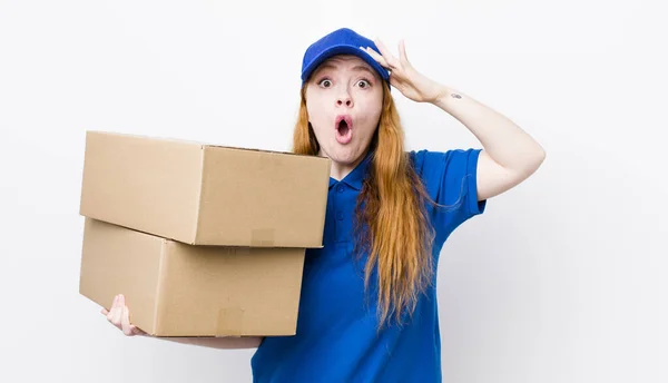 幸せそうな赤い頭の女性は驚いて驚いています 配送ボックスのコンセプト — ストック写真