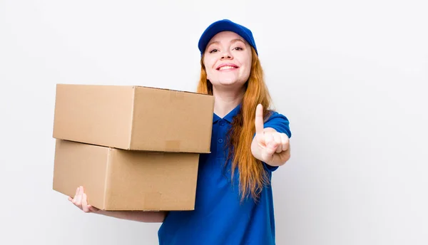 Rote Kopf Hübsche Frau Lächelt Stolz Und Selbstbewusst Die Nummer — Stockfoto