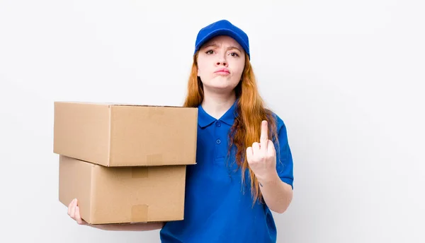 赤の頭のかなりの女性は怒っている いらいらし 反抗的で積極的な感じ 配送ボックスのコンセプト — ストック写真