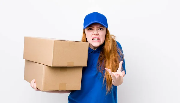 Cabeça Vermelha Mulher Bonita Olhando Com Raiva Irritado Frustrado Conceito — Fotografia de Stock