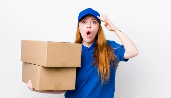 Cabeza Roja Bonita Mujer Que Parece Sorprendida Realizando Nuevo Pensamiento —  Fotos de Stock