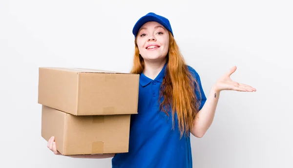 赤い頭のきれいな女性は幸せを感じ 解決策やアイデアを実現驚いた 配送ボックスのコンセプト — ストック写真