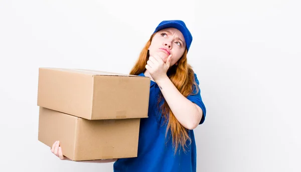 赤の頭のかなりの女性の思考 疑問や混乱を感じている 配送ボックスのコンセプト — ストック写真