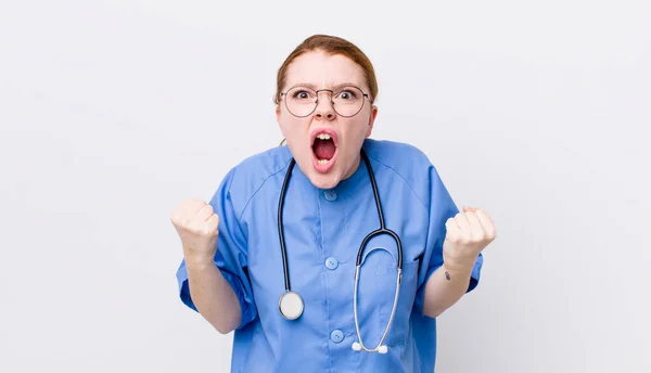 머리예쁜 여자가 표정으로 공격적으로 소리치고 간호사 — 스톡 사진