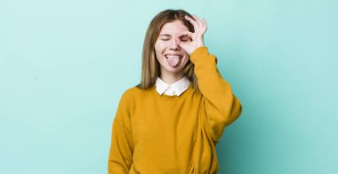 Kızıl saçlı güzel kadın mutlu bir şekilde gülümsüyor, şaka yapıyor ve gözetleme deliğinden bakıyor, sırları gözetliyor.