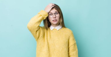 Kızıl saçlı güzel bir kadın unutulmuş bir mühlet yüzünden panikliyor, stresli hissediyor, bir pisliği örtbas etmek zorunda kalıyor ya da hata yapıyor.