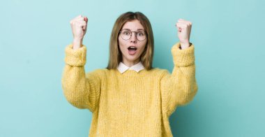 Kızıl saçlı güzel kadın inanılmaz bir başarıyı kutluyor. Kazanan gibi, heyecanlı ve mutlu görünüyor. Al bunu.!