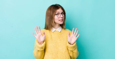 Kızıl saçlı güzel bir kadın gergin, endişeli ve endişeli görünüyor. Benim hatam olmadığını söylüyor. Yoksa ben yapmadım. 