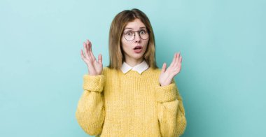 Kızıl saçlı güzel kadın şok olmuş ve şaşırmış görünüyordu, inanılmaz bir şey fark ettiğinde ağzı açık kalmıştı.