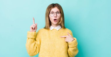 Kızıl saçlı güzel bir kadın gururlu ve şaşırmış hissediyor, kendine güvenen, başarılı bir numara gibi hisseden.