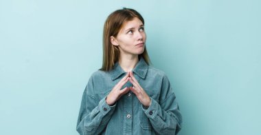 Kızıl saçlı güzel bir kadın entrikalar ve komplolar kuruyor, hilekârlıklar ve hilekarlıklar düşünüyor, kurnazlık ve ihanet