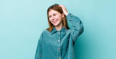 kızıl saçlı güzel bir kadın neşeli ve tesadüfen gülümsüyor, olumlu, mutlu ve kendinden emin bir bakışla yumruk yumruğa.