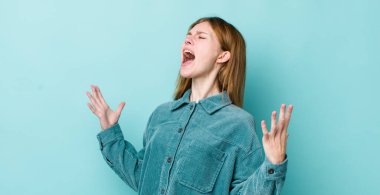 Kızıl saçlı güzel kadın opera yapıyor ya da konserde şarkı söylüyor, romantik, sanatsal ve tutkulu hissediyor.