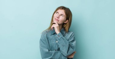 Kızıl saçlı, güzel bir kadın düşünceli, meraklı ya da hayal kuran, hayal kuran ve uzayı kopyalamak isteyen.