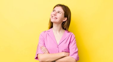 Kızıl saçlı, güzel bir kadın mutlu, gururlu ve umutlu, merak eden ya da düşünen, çapraz kollarla fotokopi çekmek isteyen.