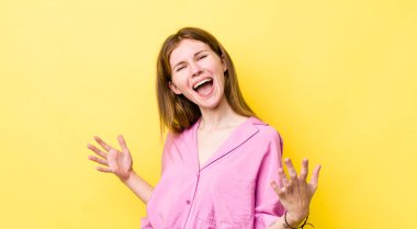 Kızıl saçlı güzel kadın mutlu, kibirli, gururlu ve kendini beğenmiş bir numara gibi hissediyordu.