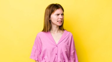 kızıl saçlı güzel kadın endişeli, stresli, endişeli ve korkmuş, panikleyen ve dişlerini sıkan