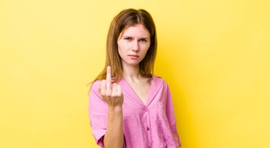 Kızıl saçlı güzel bir kadın kızgın, sinirli, asi ve agresif orta parmağını sallayarak karşılık veriyor.