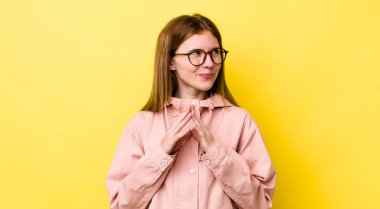 Kızıl saçlı güzel bir kadın gururlu, yaramaz ve kibirli. Şeytani bir plan yaparken ya da bir numara düşünürken.