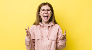 Kızıl saçlı, güzel bir kadın kendini mutlu, şaşkın, şanslı ve şaşırmış hissediyor. İnanılmaz!