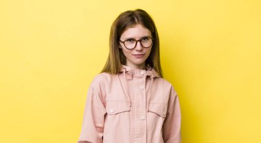 kızıl saçlı güzel bir kadın gururlu, kendine güvenen, havalı, küstah ve kibirli görünüyor, gülümsüyor, başarılı hissediyor