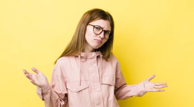 red head pretty woman feeling clueless and confused, having no idea, absolutely puzzled with a dumb or foolish look