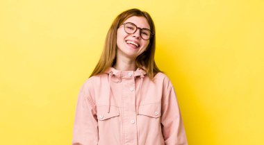 kızıl saçlı güzel bir kadın. Büyük, dost canlısı, kaygısız bir gülümsemesi var. Olumlu, rahat ve mutlu görünüyor.