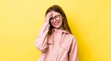 Kızıl saçlı güzel kadın gülüyor ve alnına şaplak atıyor. Unuttum ya da aptalca bir hataydı. 