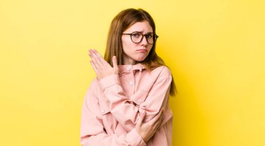 Kızıl saçlı güzel bir kadın kafası karışık ve bilgisiz, şüpheli bir açıklama ya da düşünceyi merak ediyor.