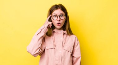 kızıl saçlı güzel kadın şaşırmış, ağzı açık, şok olmuş, yeni bir düşünce, fikir ya da konsept keşfediyor.